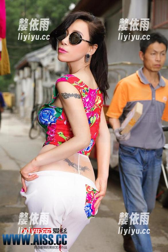 在爱丝的街头小秘书中，美图更新的画面常常打破你购物清单的沉闷！