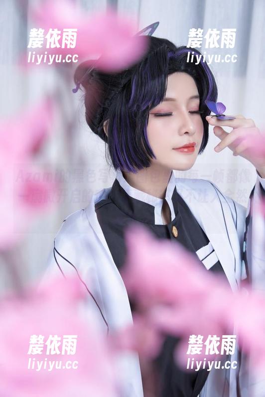 Azami的黑色写真：图包里的每一帧都像一扇微开启的窗，暗藏秘密又不让人全然知晓。