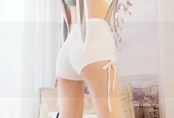 Feilin嗲囡囡 – 芷儿Momoko的校服写真合集，充满了校园气息，颇有一种说不清的既视感。