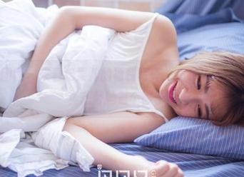GIRLT果团网 – 来看松果儿的福利写真，睡衣让她变身为睡神，真想替她盖个被子！