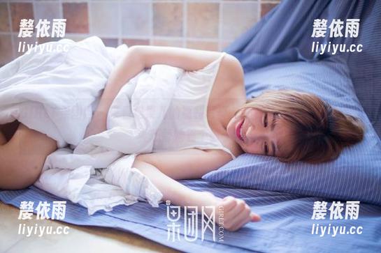 GIRLT果团网 - 来看松果儿的福利写真，睡衣让她变身为睡神，真想替她盖个被子！