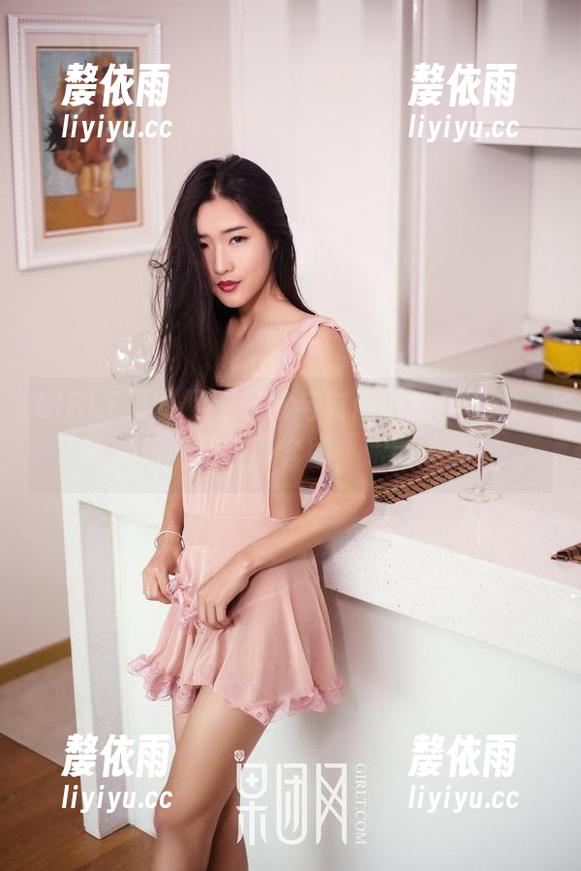 GIRLT果团网 - 日常与时尚的完美碰撞，黄歆苑最新校服套图，眼前一亮！