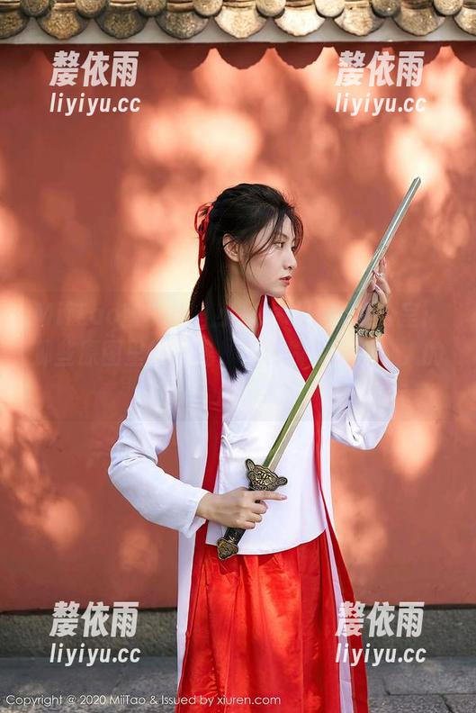 MiiTao蜜桃社 - 小魔女lily的办公室：那些原图里的一瞥，恍若偷到了一个人的心事