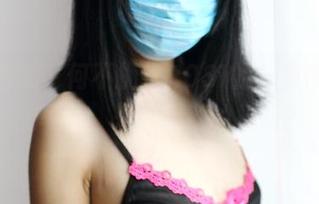 人生苦短，何不拥抱ROSI的长筒黑色丝袜写真，来点甜蜜的扭曲？
