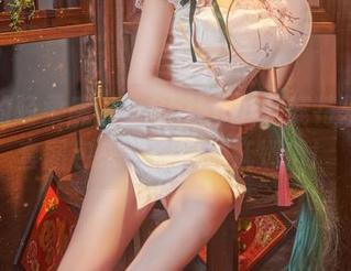 白裙的轻柔感触，Shika小鹿鹿特别的全套图包来帮你增加妩媚值！