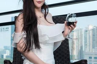 TGOD推女神 – 嘉宝贝儿Vetiver穿着牛仔裤，高清原图！这条裤子怎么能那么有个性！
