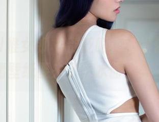TuiGirl推女郎 – 别眨眼，赵惟依的泳池高清壁纸要来了，水面太美了！