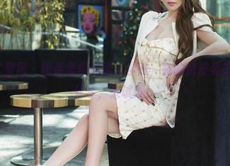 UGirls尤果网 – 图库里的颜爱泽学妹，她的俏皮姿态真让人想分享，来试试！