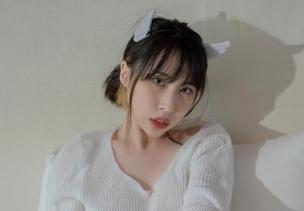 Uhye(이유혜)的泳装—原图分享，泳池边的轻松时光