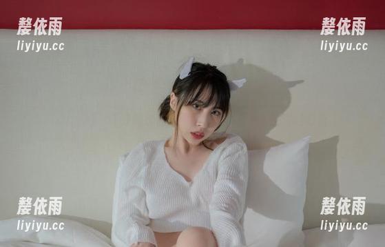 Uhye(이유혜)的泳装—原图分享，泳池边的轻松时光
