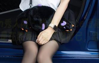 Xiuren秀人网 – 张思允Nice短裙写真：我只是在数每一条褶皱而已，哈哈。