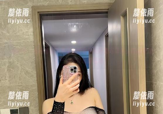 微密圈 - 渔网丝袜？不爱笑的赛琳在高清写真里给西服增加了一点不经意的性感！