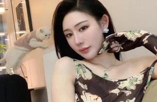 微密圈 – 不爱笑的赛琳的高清图集，心？我只看到了画面里的光影啊！