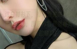 微密圈 – 这白衬衫下，有不爱笑的赛琳的舞台气息，原图让我惊艳，图包内容居然意外丰富，完全出乎我的意料！