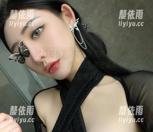 微密圈 - 这白衬衫下，有不爱笑的赛琳的舞台气息，原图让我惊艳，图包内容居然意外丰富，完全出乎我的意料！