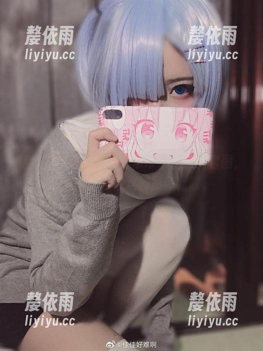 佳佳好难啊 佳佳好难啊穿上蓝色吊带体操服的套图,没想到生活会这样更新,哎。