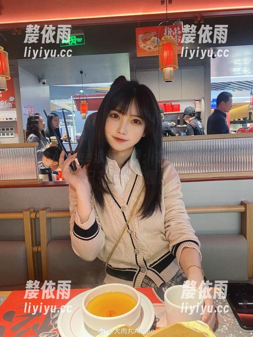 大肉丸Amiee泳装原图：衣服的真面目，只有水流才懂。