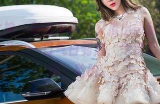 头条女神 – 听说李丽莎又推出最新作品集《纯白》，一口气白到底，令我无法直视啊，哈哈。