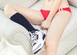头条女神 – 语溪的制服眼镜，发觉我眼神不舍的那一瞬，原图藏着什么呢？