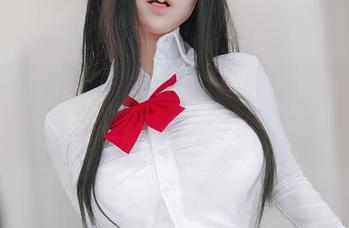 精选里的女主K，一身油亮，仿佛连皮肤都在跟你做情感互动呢！