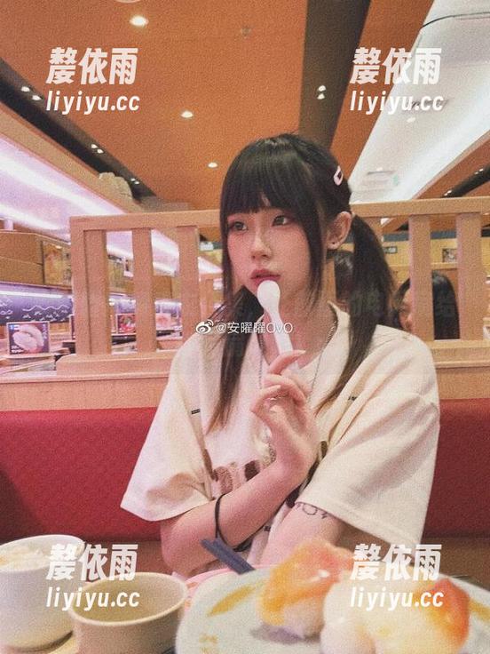 安曜曜高清皮衣合集，让前面的电风扇给你扇扇风吧！
