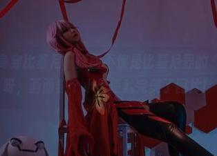 小和甜酒身穿比基尼，原图不愧是比基尼界的“模特星”呀，画面缺个小天使就完美了图片！