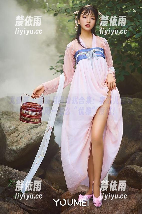 尤蜜荟 - 淡粉月曜纷扰合集：李芯儿的照片教你周一怎么“优雅”度过！