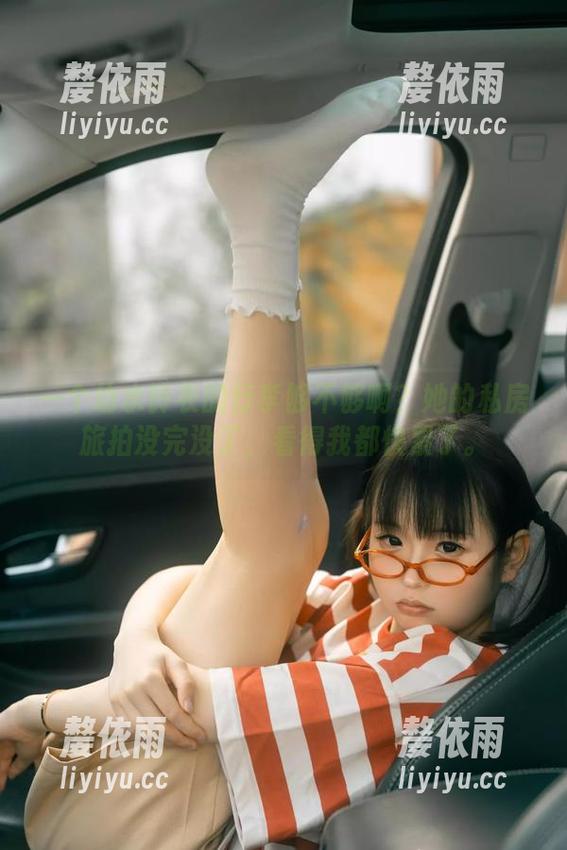 一个幼水铃衣的行李够不够啊？她的私房旅拍没完没了，看得我都快累了。