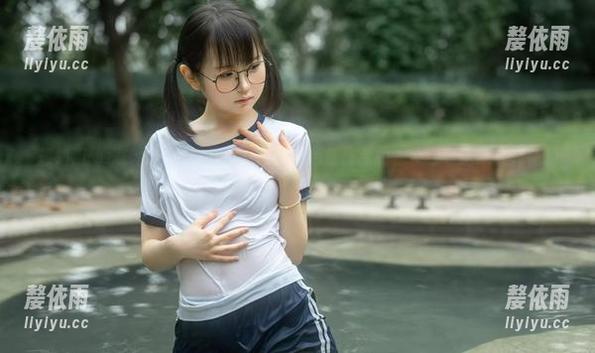 想知道幼水铃衣是怎么把童年记忆cos成作品的？快来看这不会开花的草地！