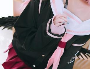 日奈娇的油亮写真集一出，心忖这光泽我想也许可能放手机壳上也挺好看？