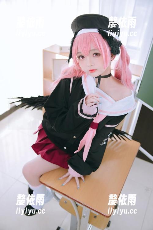 日奈娇的油亮写真集一出，心忖这光泽我想也许可能放手机壳上也挺好看？