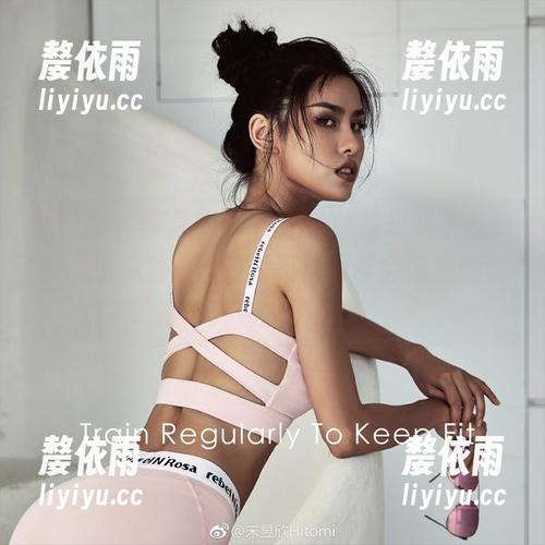 微密圈 - 李嘉欣97这腿，让我想到了我和沙发的关系，长时间不动同样会造成腿长得不对劲的误解嘛。