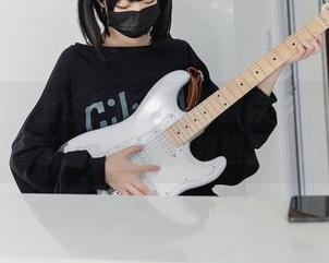 最新照片上线！杏仁曲奇教你如何优雅对抗誓言：升玖吉他姐姐显神威！