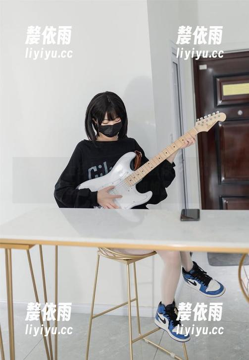 杏仁曲奇 最新照片上线!杏仁曲奇教你如何优雅对抗誓言:升玖吉他姐姐显神威!