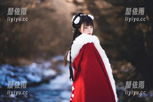 桜桃喵：从眼镜之后向你打个招呼，高清写真不藏着掖着喔。