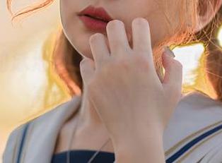 梨瑾瑾的泳池自拍——看我更新了图库，高清到不敢直视！