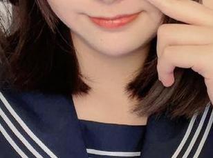 我承认，这组樱群的旋转木马写真有种悸动，图册翻页间的每一刻都特别不一般。