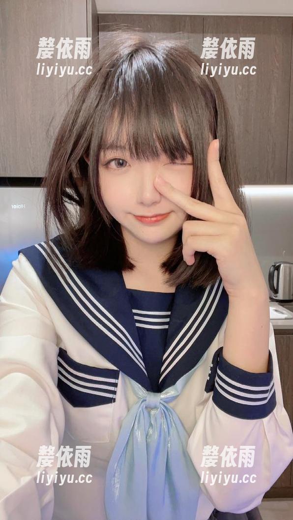 樱群 我承认,这组樱群的旋转木马写真有种悸动,图册翻页间的每一刻都特别不一般。