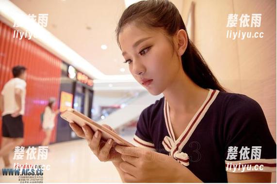 爱丝-欣杨 爱丝 - 欣杨的网袜独白:无圣光的完美尴尬和真实