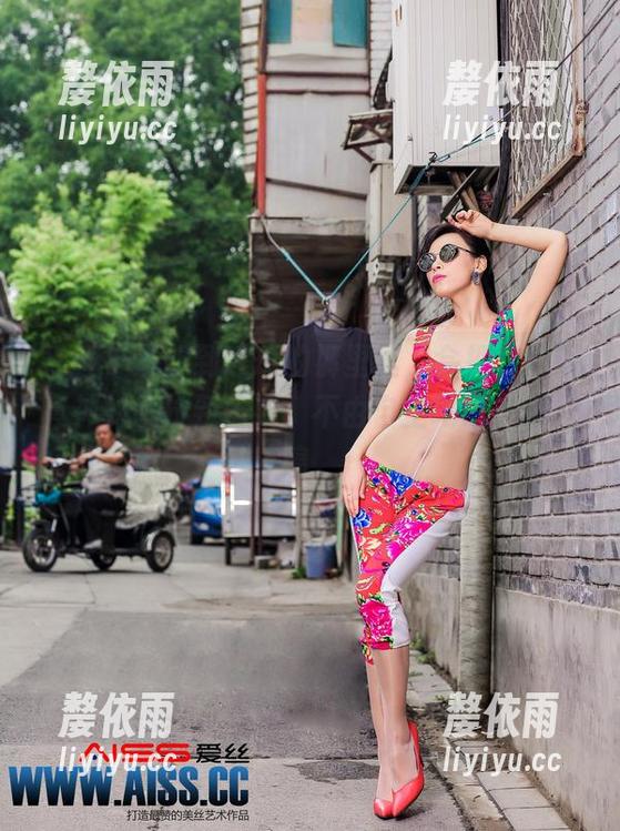爱丝 - 没想到瑶瑶的裤里丝，会把这组写真神秘感拉到极致，不由自主地想多看几遍。
