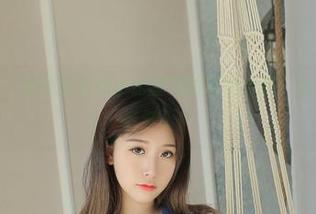 猫九酱来啦！眼镜娘穿超小比基尼的套图分享，让你每天都有新鲜事！