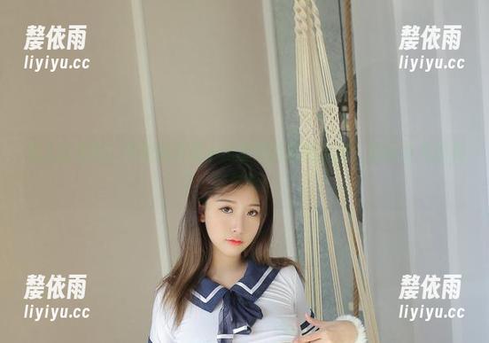 猫九酱来啦！眼镜娘穿超小比基尼的套图分享，让你每天都有新鲜事！