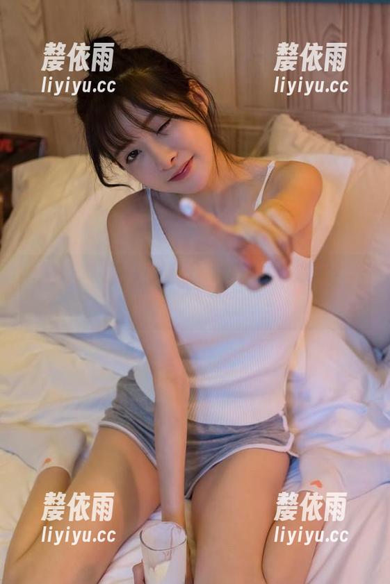 王羽杉 白丝在王羽杉身上杂糅出个新的气息,最新写真集确认非一般