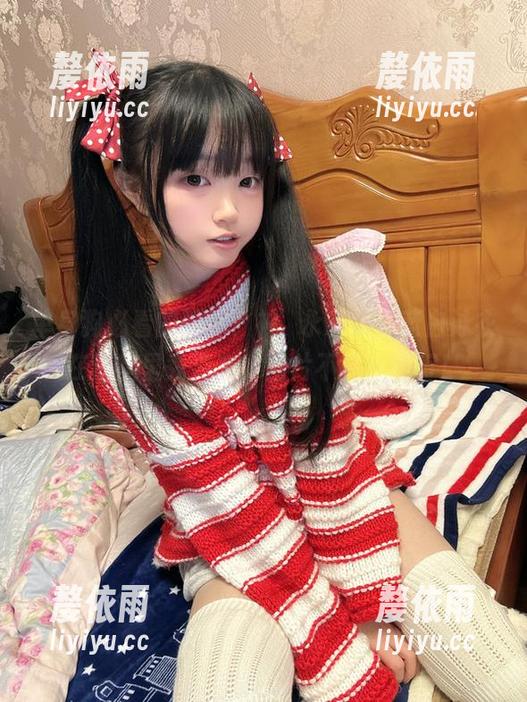 单身狗必看的福利，神沢永莉带着蓝白泳衣在浴室里秀姿态，图片不看真不行！