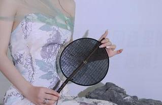 秀人网 – 这条短裙真的是网盘里的小宝藏，团团子_una真会选啊！