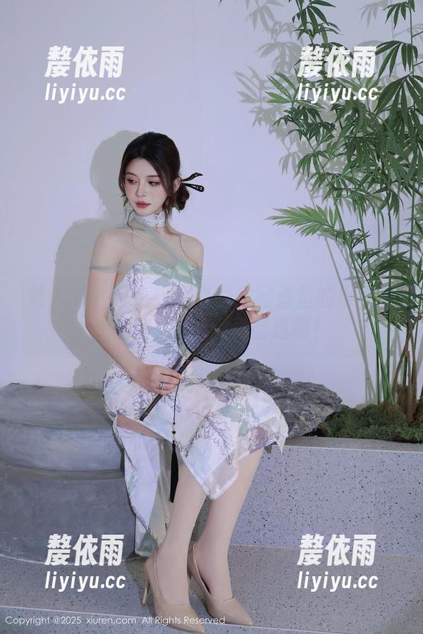 秀人网 - 这条短裙真的是网盘里的小宝藏，团团子_una真会选啊！