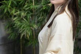 秀人网 – 多香子婚纱私房图集—光影下的婚纱と糟糕的妆…