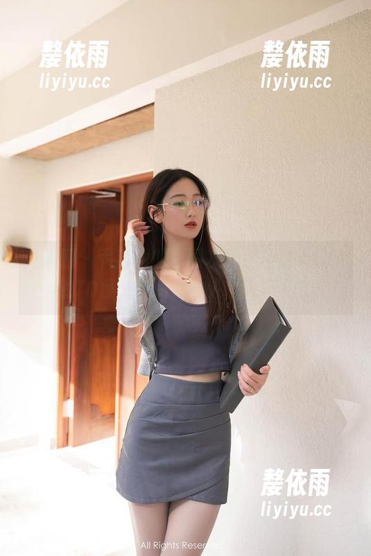 秀人网 - 尹甜甜的原图灰丝，理想与现实的70度，请问我的人生在哪儿？
