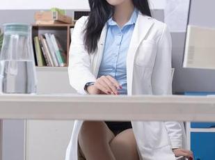 秀人网 – 苏曼兮与泳池的约会：一场美图与写真交织的水上派对！