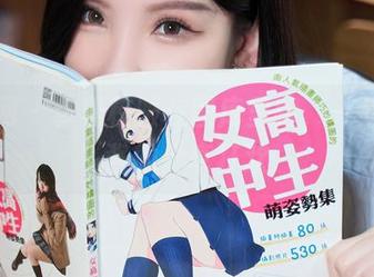 秀人网 – 拿着校服在图库里跑，一个萌白酱的分享狂欢